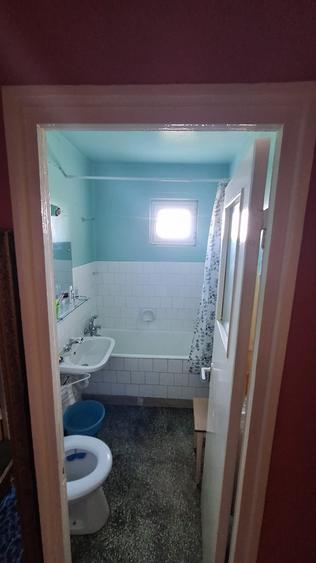 Apartament cu 3 camere semidecomandat în Titan