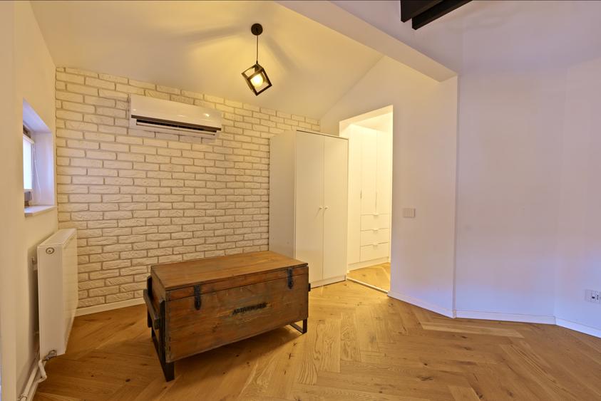 Apartament cu 3 camere semidecomandat în Aviatorilor