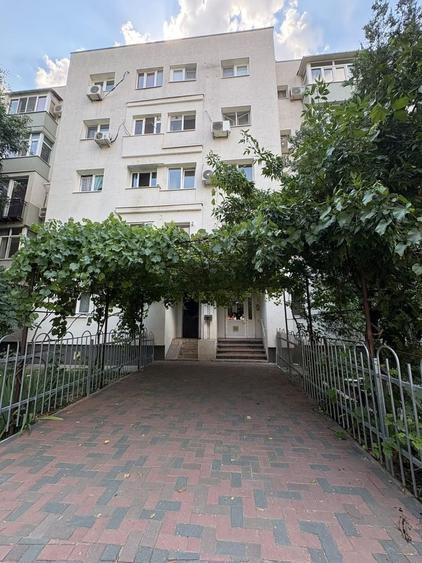 Garsonieră decomandată în Titan