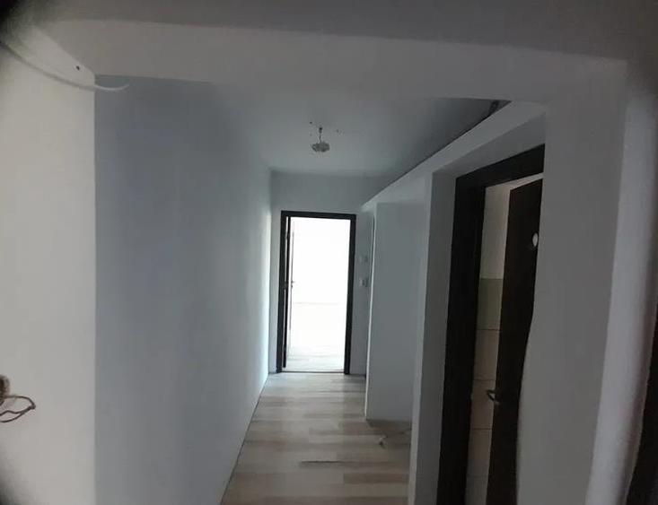 Apartament cu 3 camere semidecomandat în Mircea cel Bătrân