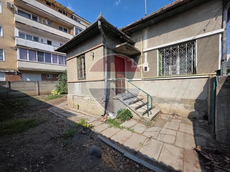 Casă cu 2 camere cu Teren 240 Mp în Central