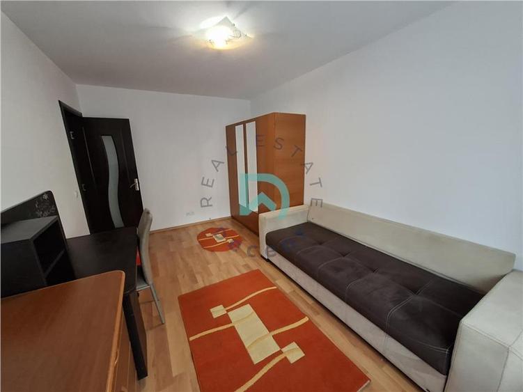 Apartament cu 3 camere semidecomandat în Tractorul