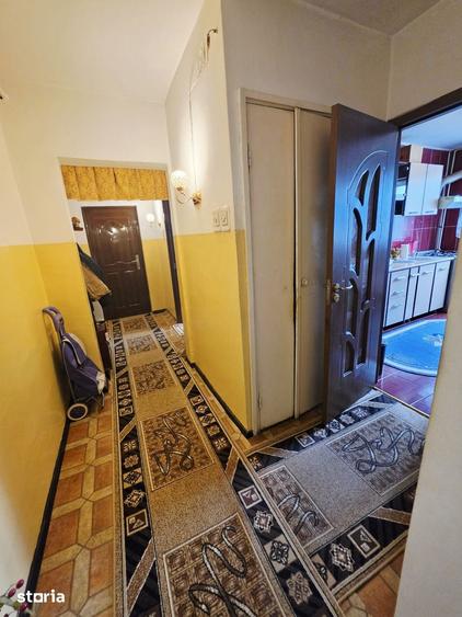 Apartament cu 3 camere semidecomandat, mobilat în Central