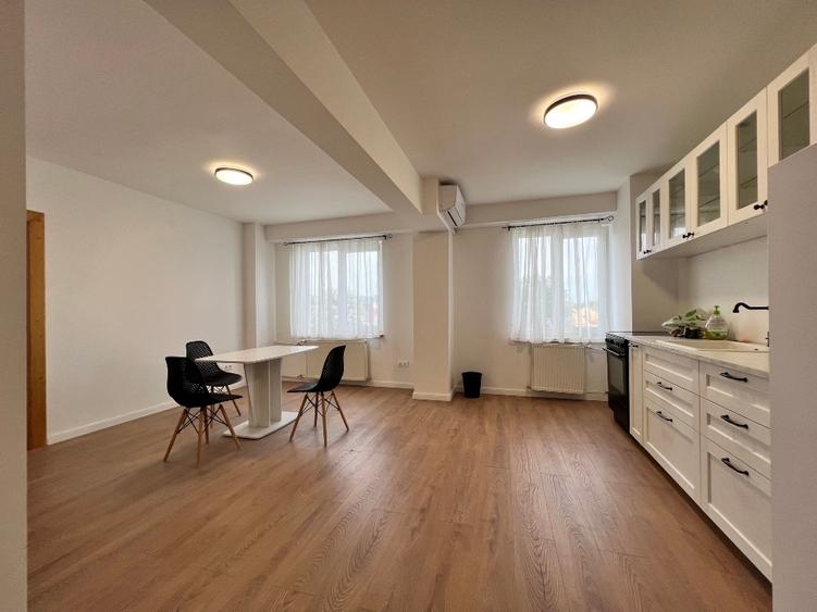 Apartament cu 3 camere semidecomandat, mobilat în Cantemir