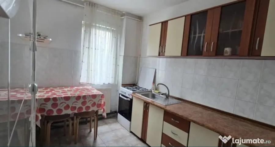 Apartament cu 2 camere semidecomandat în Centrul Civic