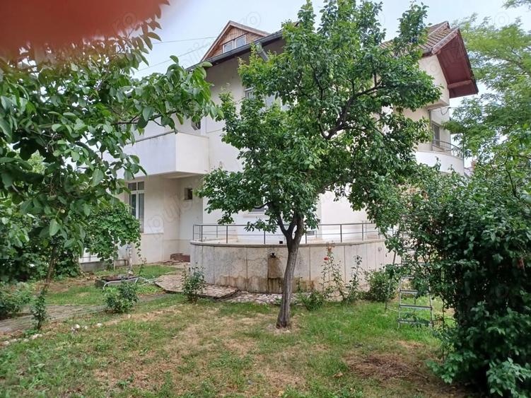 Casă cu 6 camere cu Canalizare în Central