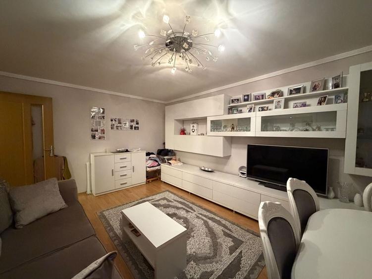 Apartament cu 3 camere decomandat, mobilat în Lipovei