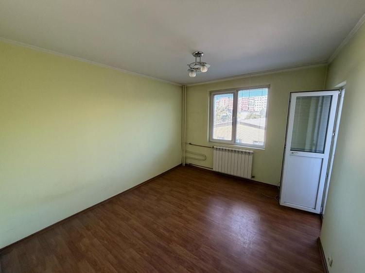 Apartament cu 3 camere semidecomandat în Rahova