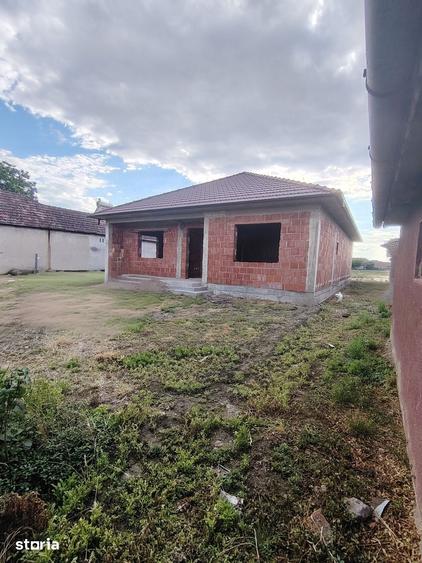 Casă cu 5 camere cu Teren 1600 Mp în Central