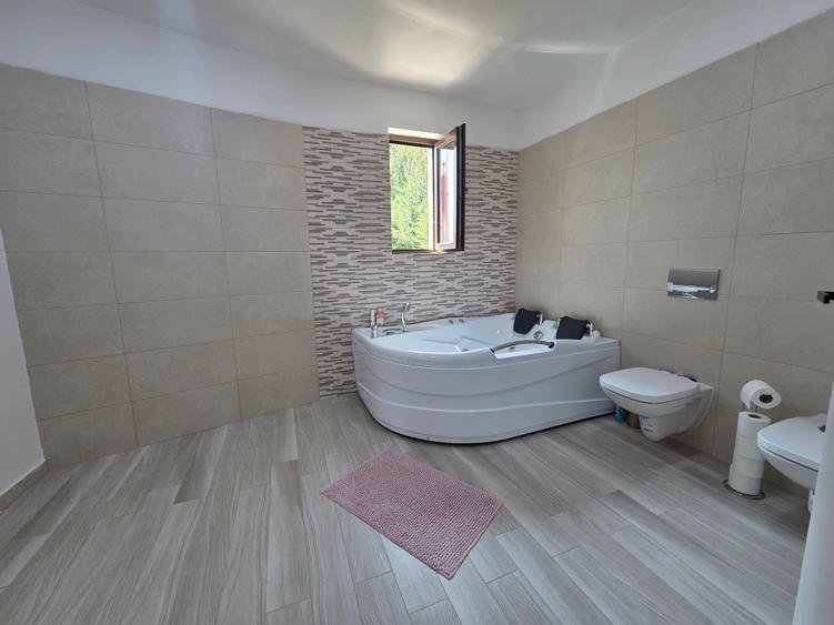 Casă individuală cu 5 camere cu Canalizare în Central