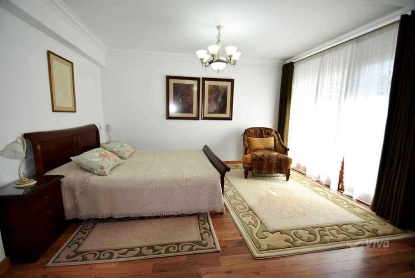 Casă individuală cu 7 camere cu Canalizare în Bucium