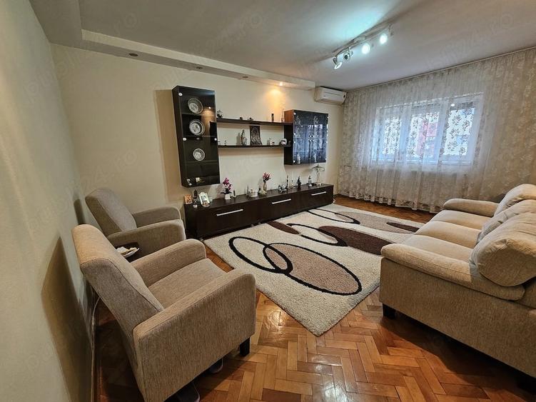 Apartament cu 3 camere decomandat în Soarelui