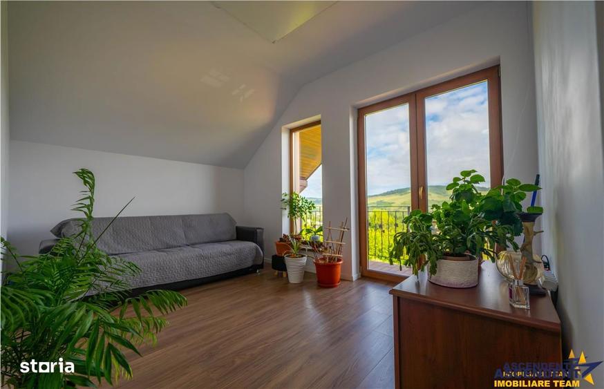Casă cu 9 camere decomandat cu Teren 1750 Mp în Central