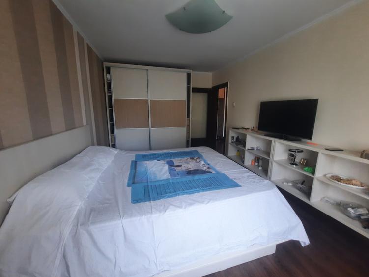Apartament cu 3 camere semidecomandat în Ferentari