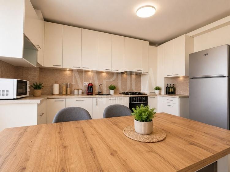 Penthouse cu 4 camere semidecomandat în Între Lacuri