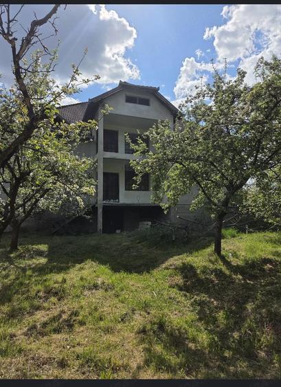 Casă cu Teren 5500 Mp în Central