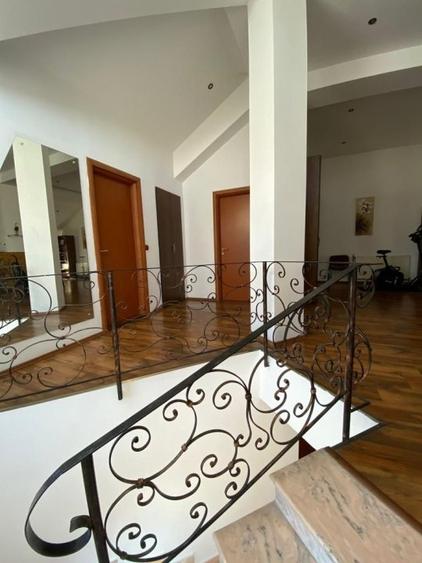 Casă individuală cu 6 camere cu Canalizare în Bd. Laminorului