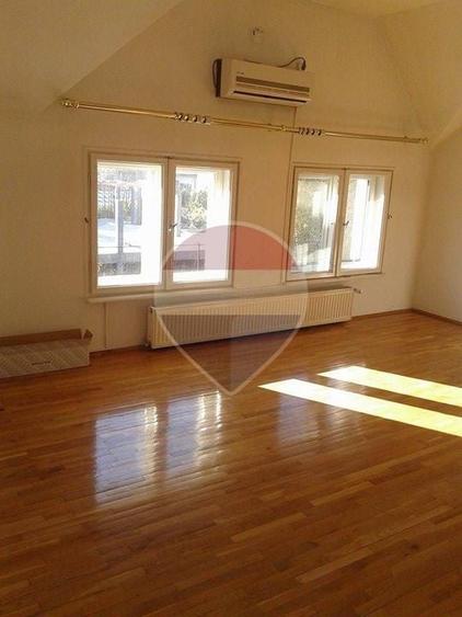 Casă individuală cu 13 camere cu Teren 700 Mp în Zorilor