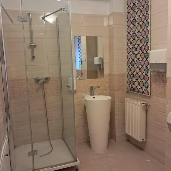 Casă individuală cu 12 camere cu Canalizare în P-ța Muncii