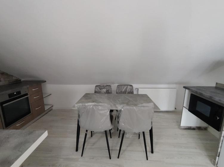 Apartament cu 4 camere semidecomandat în Florești