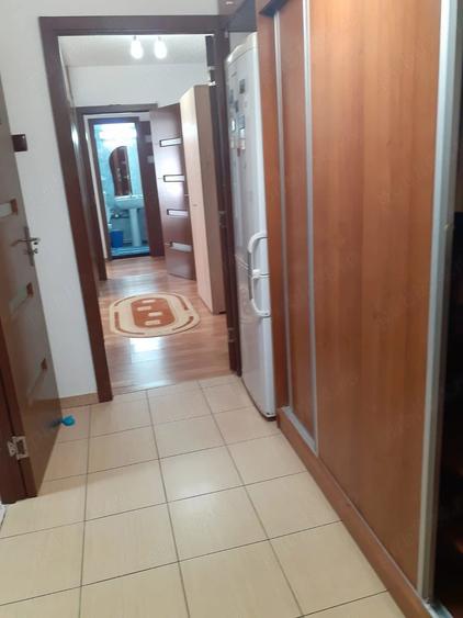 Apartament cu 3 camere semidecomandat în Apărătorii Patriei