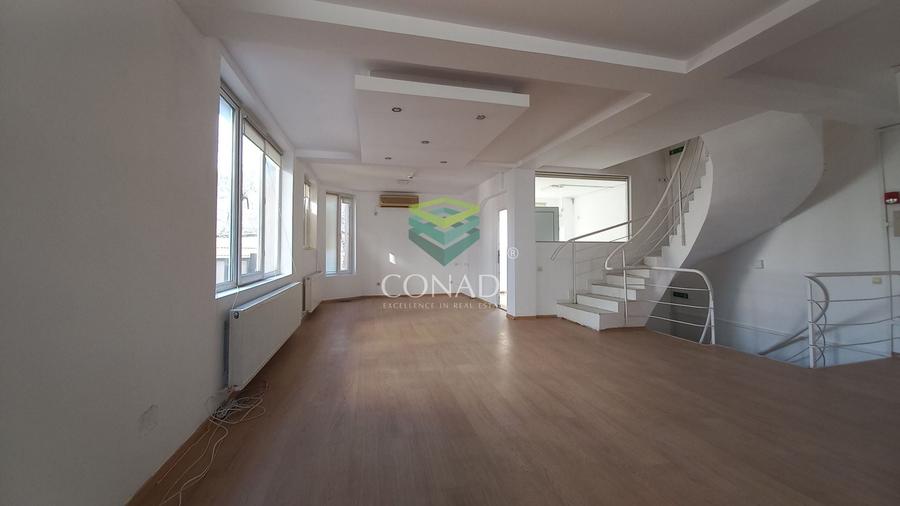 Casă individuală cu 10 camere cu Canalizare în Băneasa