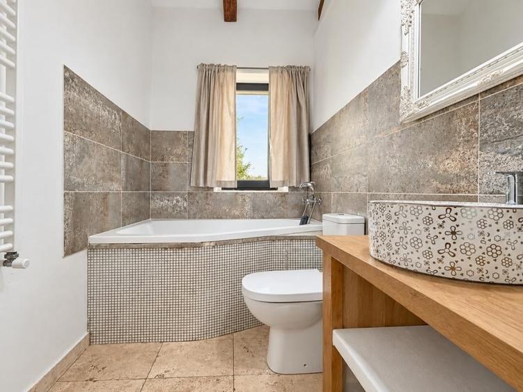 Casă cu 4 camere cu Teren 1534 Mp în Piscu