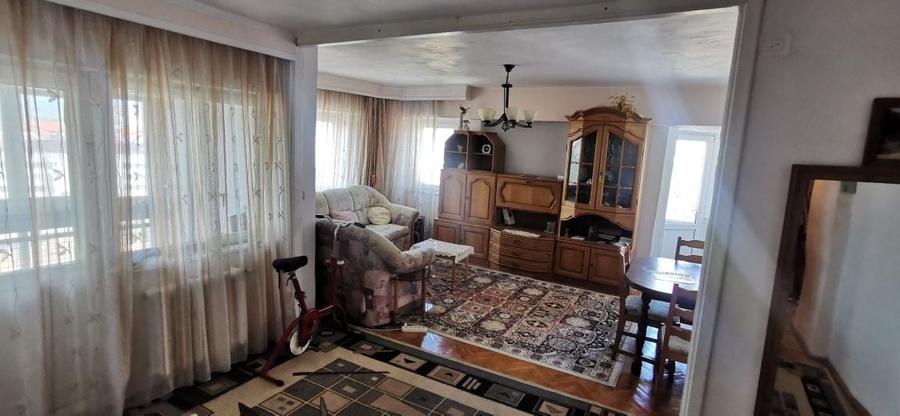 Apartament cu 3 camere decomandat în Exterior Vest