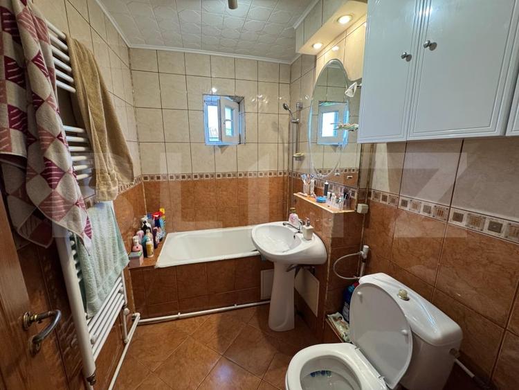Apartament de 3 camere, decomandat, cartierul 1 Mai - 8