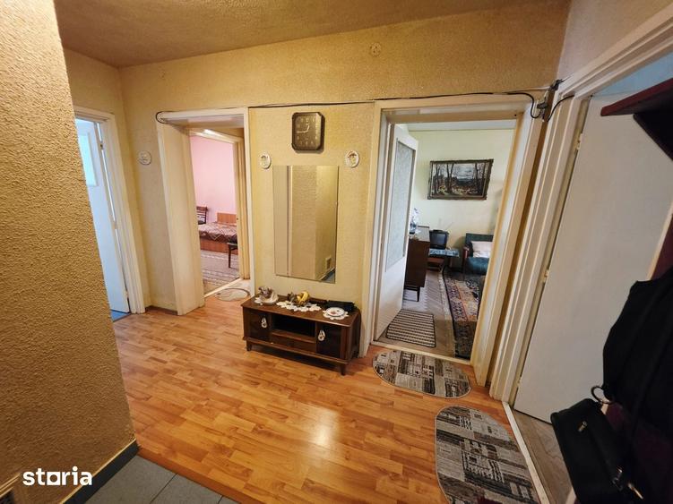 Apartament cu 3 camere decomandat în Republicii