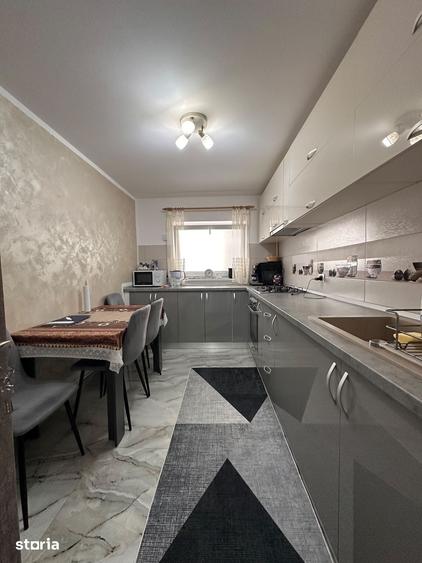 De vanzare apartament cu 3 camere si balcon, renovat, 70mp,etajul 2 - 8