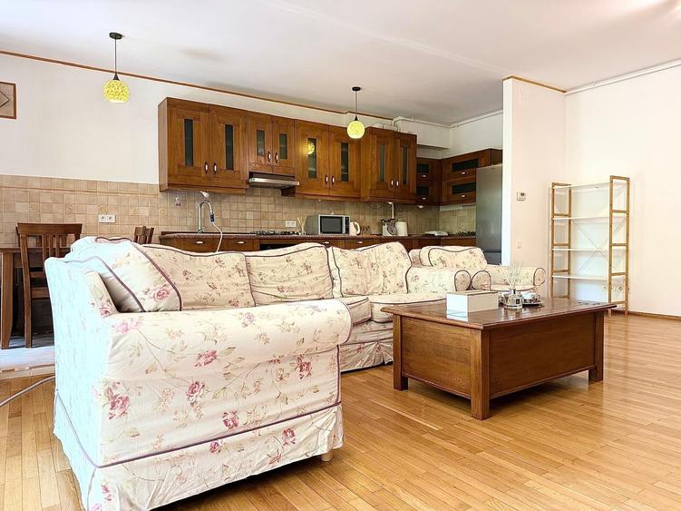 Apartament cu 3 camere semidecomandat în Sisești