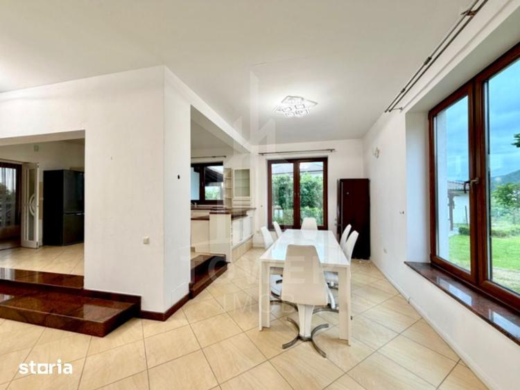 Casă cu 9 camere cu Teren 1300 Mp în Central