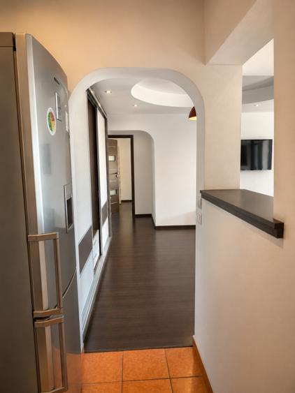 Apartament cu 3 camere semidecomandat, mobilat în Calea Călărașilor
