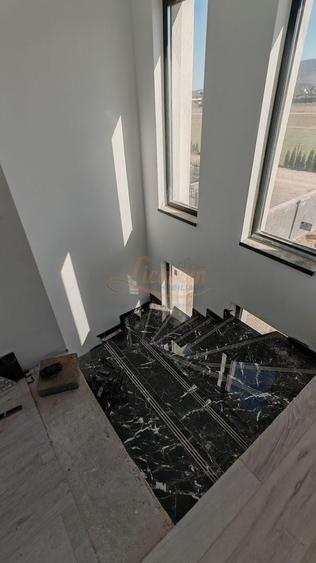 Casă individuală cu 4 camere cu Canalizare în Cristian