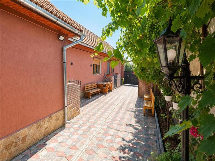 Casă individuală cu 4 camere cu Canalizare în Sânpetru