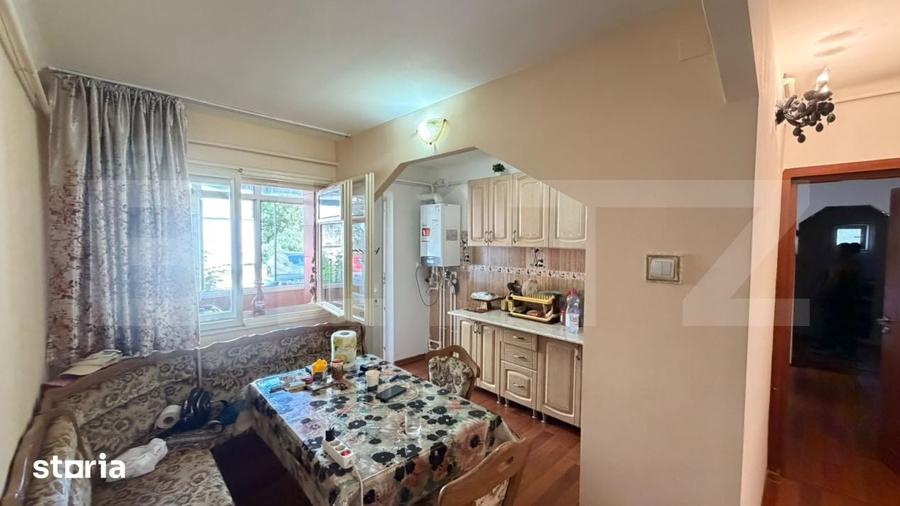 Apartament cu 3 camere semidecomandat în Craiovița Nouă
