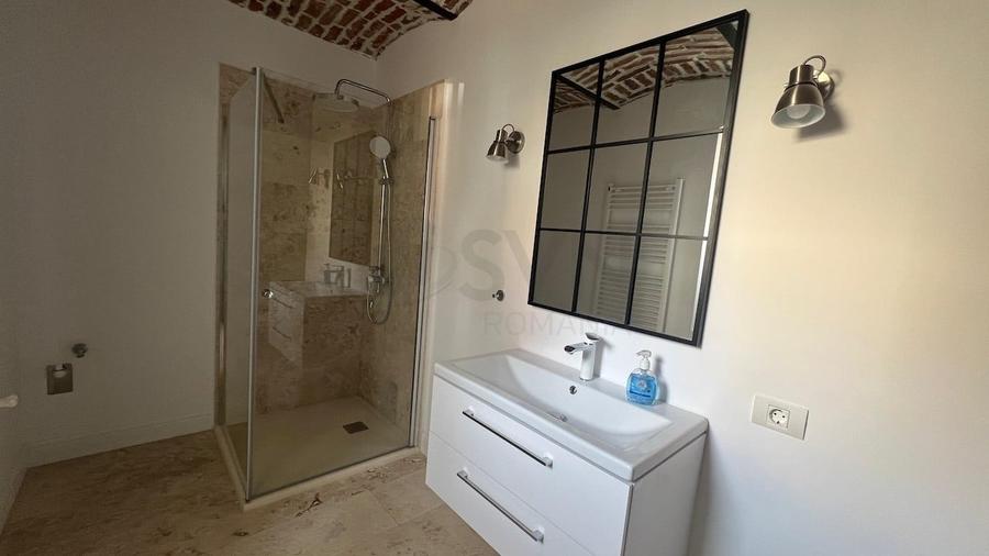 Casă individuală cu 11 camere cu Canalizare în Capitale