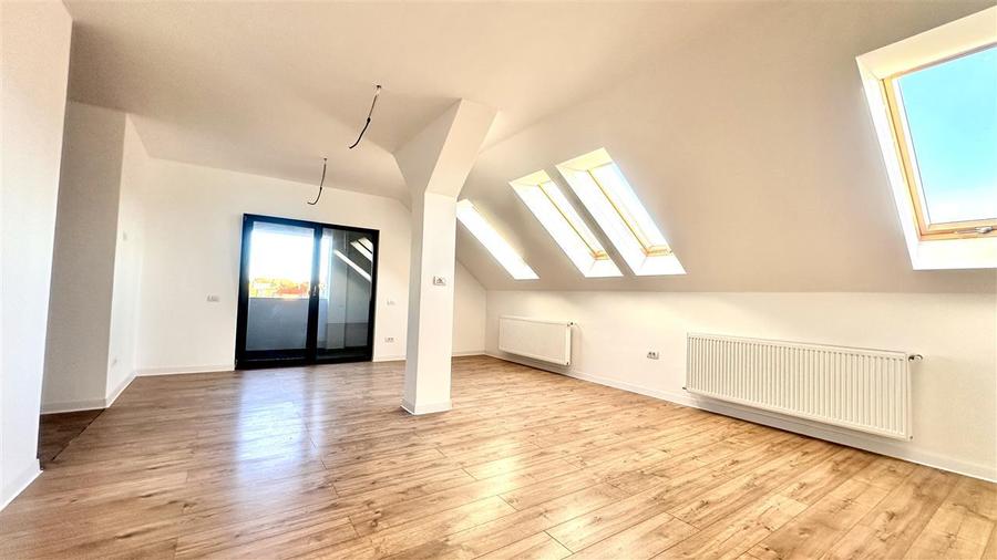 Apartament cu 3 camere decomandat în Tractorul