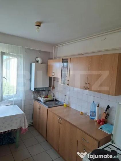 Apartament cu 3 camere semidecomandat, mobilat în Central