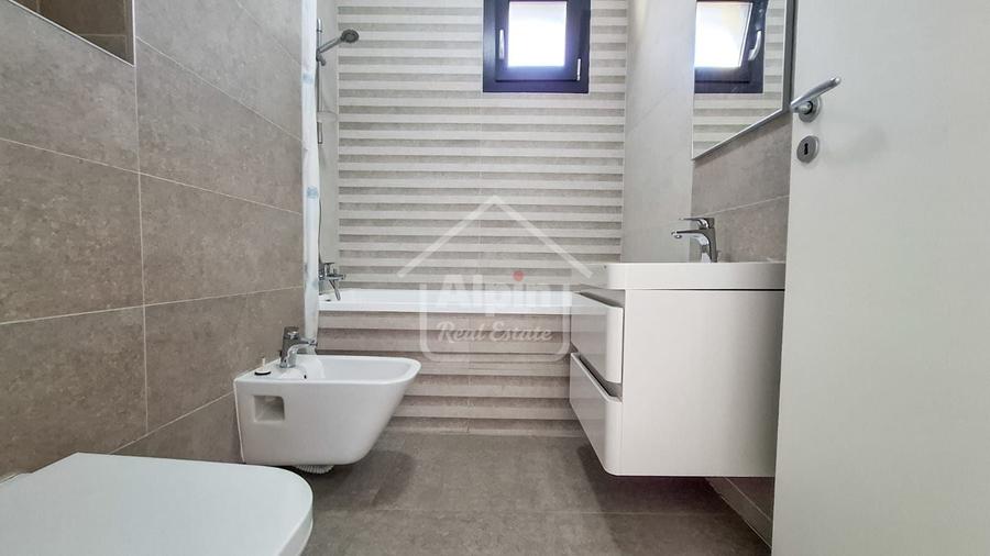 Apartament cu 3 camere decomandat, mobilat în Blumăna