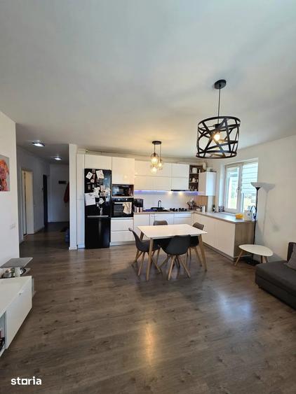 Apartament cu 3 camere semidecomandat, mobilat în Florești