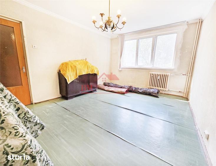 Apartament cu 4 camere decomandat în Drumul Taberei