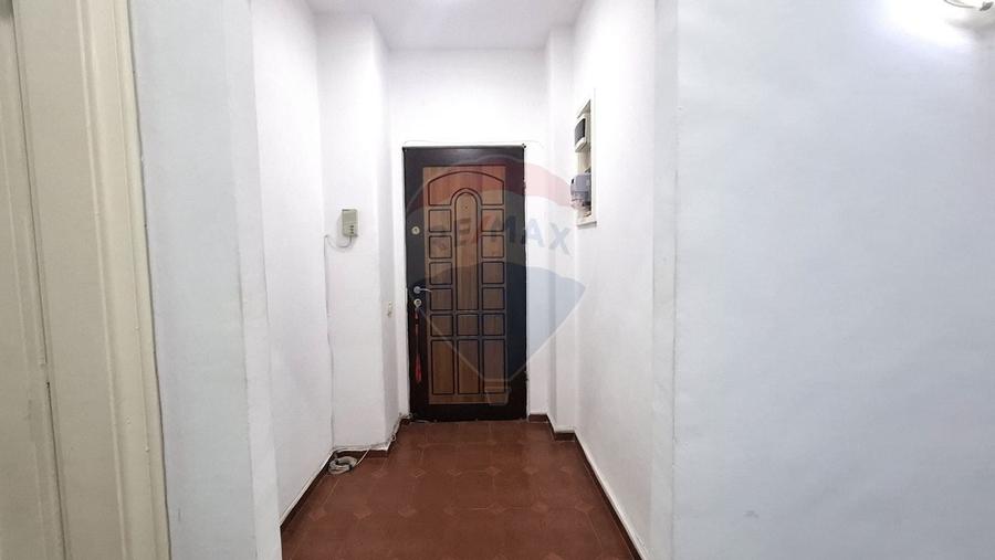 Apartament cu 4 camere semidecomandat în P-ța Victoriei