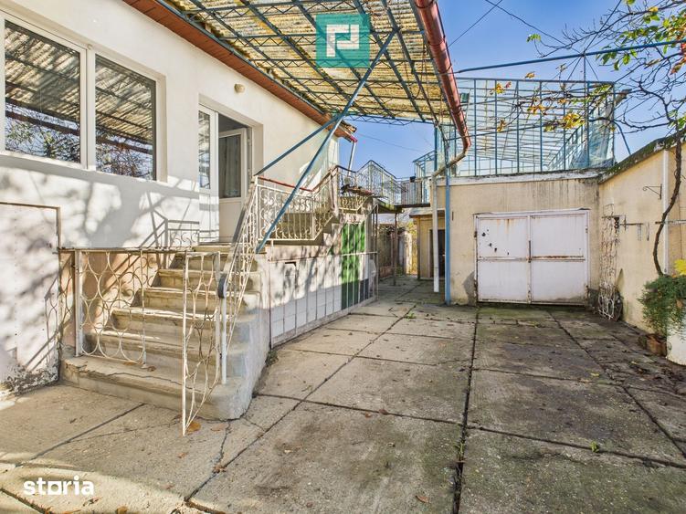 Casă cu 9 camere cu Teren 899 Mp în Ghioroc