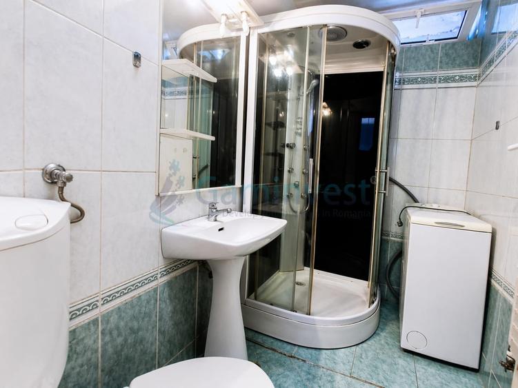 Casă individuală cu 7 camere cu Canalizare în Ultracentral