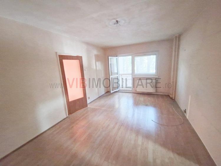 Apartament cu 4 camere semidecomandat, mobilat în Văcăresti