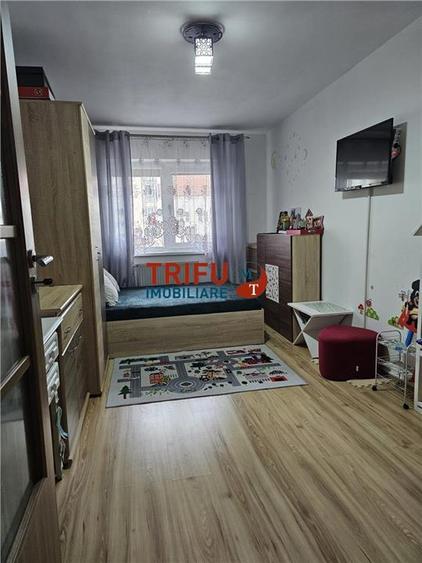 Apartament cu 3 camere decomandat, mobilat în Cetate