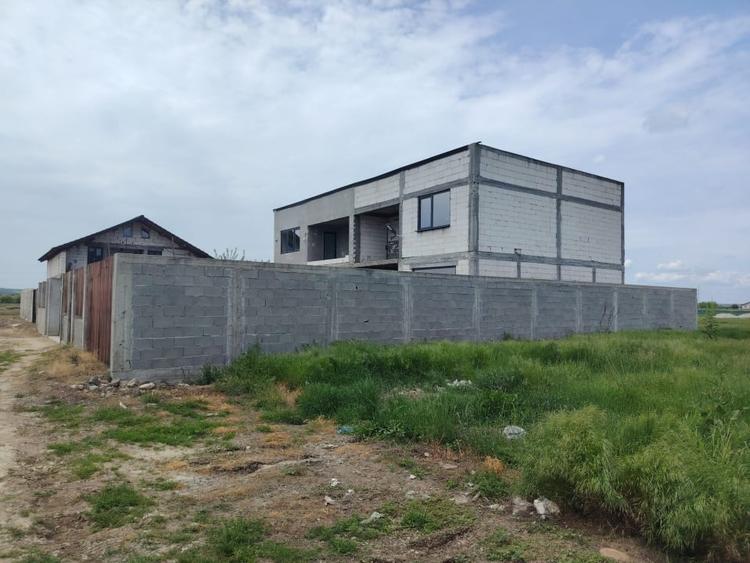 Casă individuală cu 4 camere cu Teren 250 Mp în Cernele