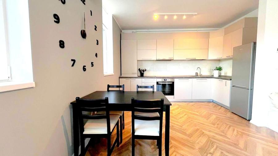 Apartament cu 2 camere semidecomandat, mobilat în Central